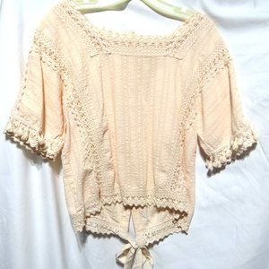Hummingbird small pale pink lace top